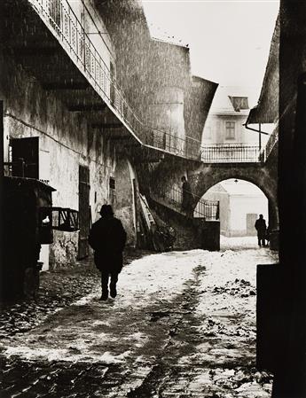 ROMAN VISHNIAC (1897-1990) A portfolio entitled The Vanished World. 1936-38; printed 1977.